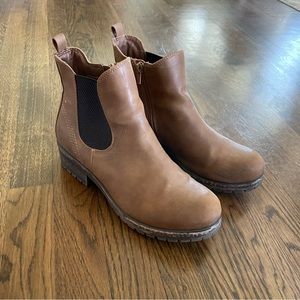 Size 8.5 brown Chelsea boots water resistant material